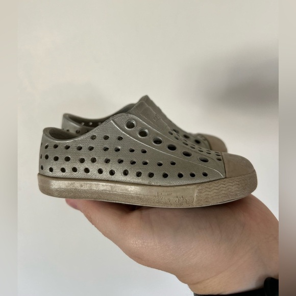 Silver Native Slip Ons Size 5 - Picture 2 of 6